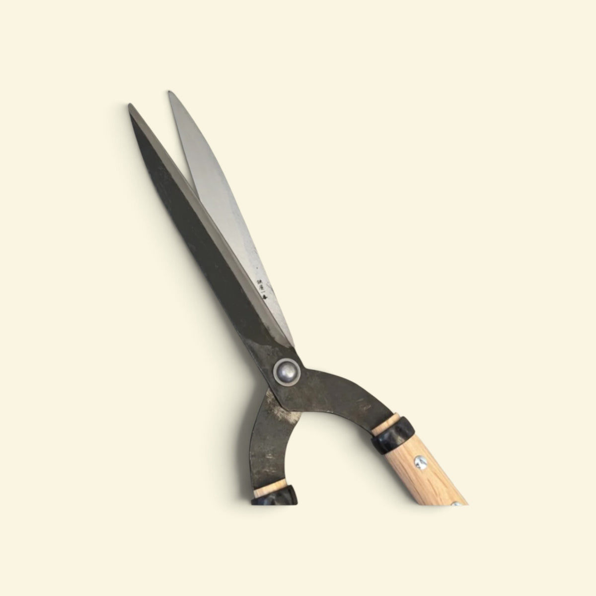 Hasamiya Ichiban Kyo-Style Gate-Hedge Shears 225mm Yasugi Yellow Paper Steel / Oak Handle 300mm [Traditional Hand-Forged from Scratch / Urasuki Hollow Ground / Rivet Joint / Kyo-Style Gate Profile]