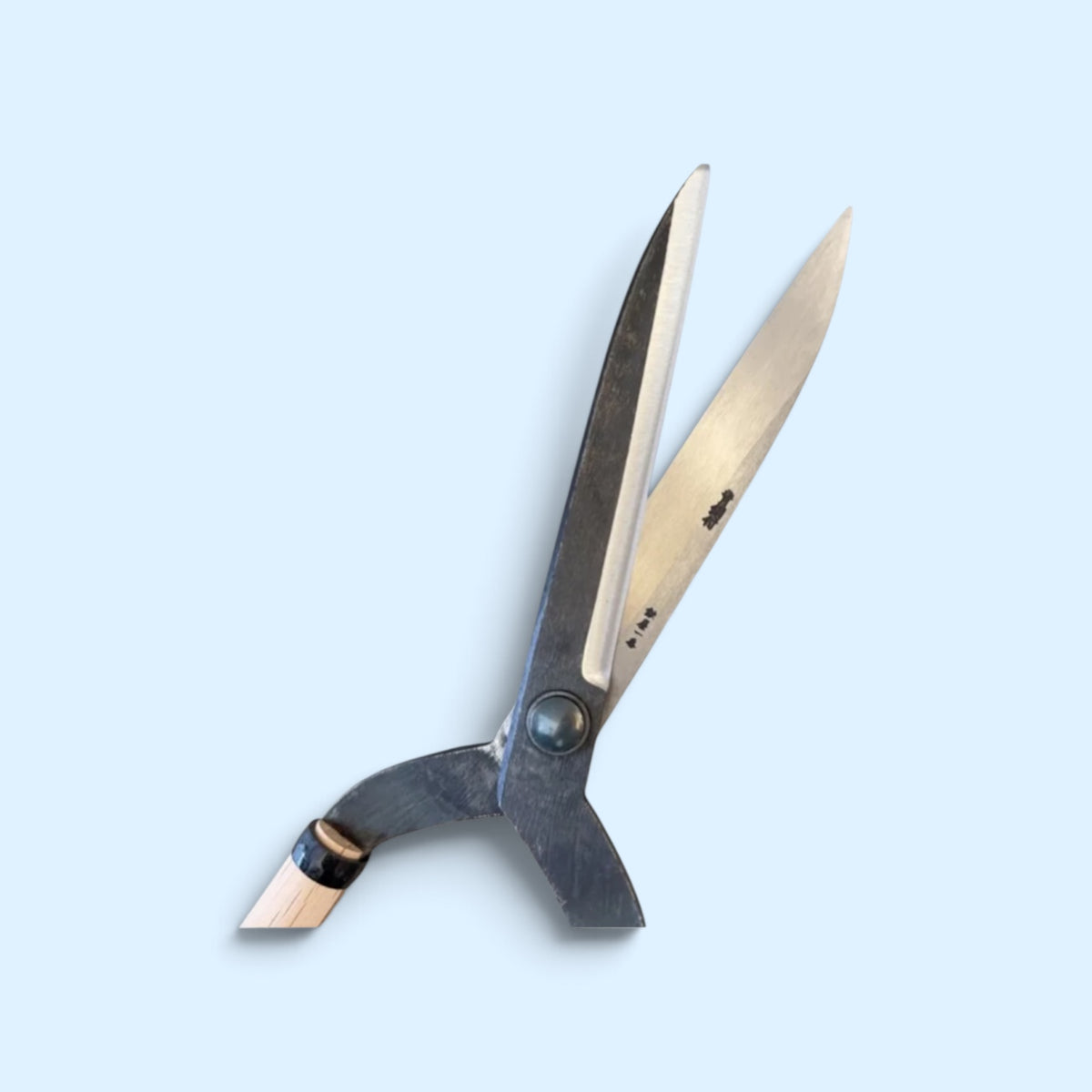 Hasamiya Ichiban Gate-Style Hedge Shears 180mm (Twisted Blade Alignment) Yasugi Aogami Blue Paper Steel / Oak Handle 545mm [Traditional Hand-Forged from Scratch / Urasuki Hollow Ground / Rivet Joint / Gate-Style]