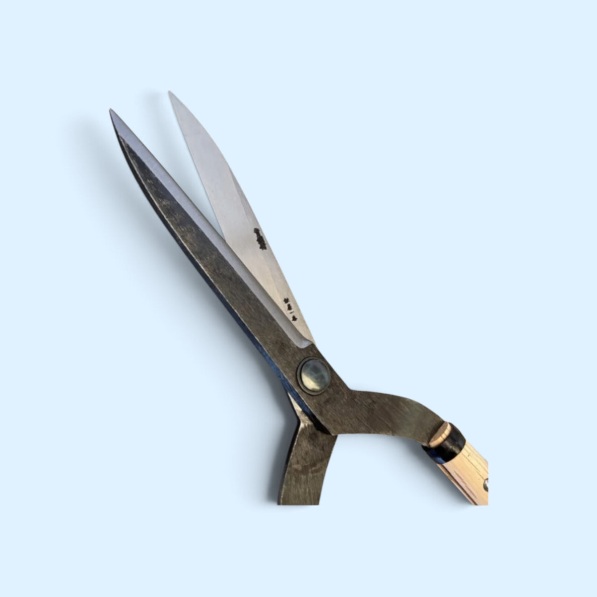 Hasamiya Ichiban Gate-Style Hedge Shears 180mm (Twisted Blade Alignment) Yasugi Aogami Blue Paper Steel / Oak Handle 545mm [Traditional Hand-Forged from Scratch / Urasuki Hollow Ground / Rivet Joint / Gate-Style]
