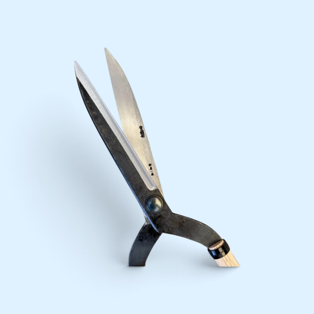 Hasamiya Ichiban Gate-Style Hedge Shears 180mm (Twisted Blade Alignment) Yasugi Aogami Blue Paper Steel / Oak Handle 545mm [Traditional Hand-Forged from Scratch / Urasuki Hollow Ground / Rivet Joint / Gate-Style]