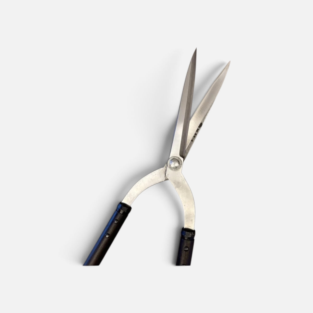 Hasamiya Ichiban Master Gardener Gate-Hedge Shears 180mm Yasugi Shirogami White Paper Steel / Oak Handle 450mm [Traditional Hand-Forged from Scratch / Urasuki Hollow Ground / Rivet Joint / Gate-Style]
