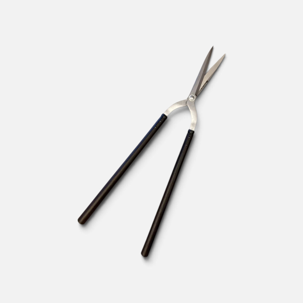 Hasamiya Ichiban Master Gardener Gate-Hedge Shears 180mm Yasugi Shirogami White Paper Steel / Oak Handle 450mm [Traditional Hand-Forged from Scratch / Urasuki Hollow Ground / Rivet Joint / Gate-Style]