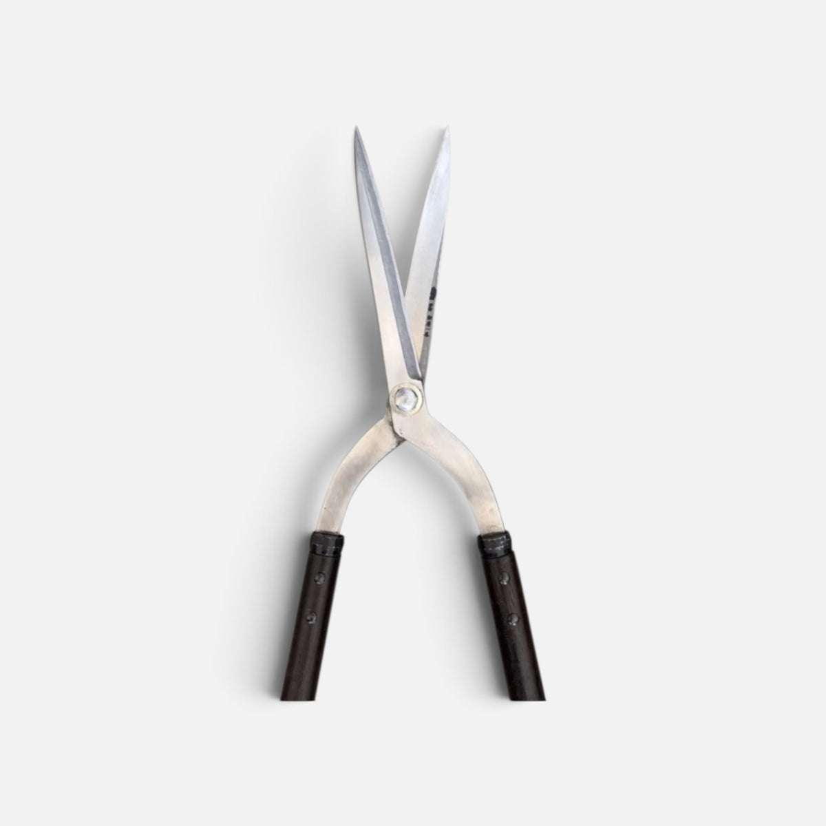 Hasamiya Ichiban Master Gardener Gate-Hedge Shears 180mm Yasugi Shirogami White Paper Steel / Oak Handle 450mm [Traditional Hand-Forged from Scratch / Urasuki Hollow Ground / Rivet Joint / Gate-Style]