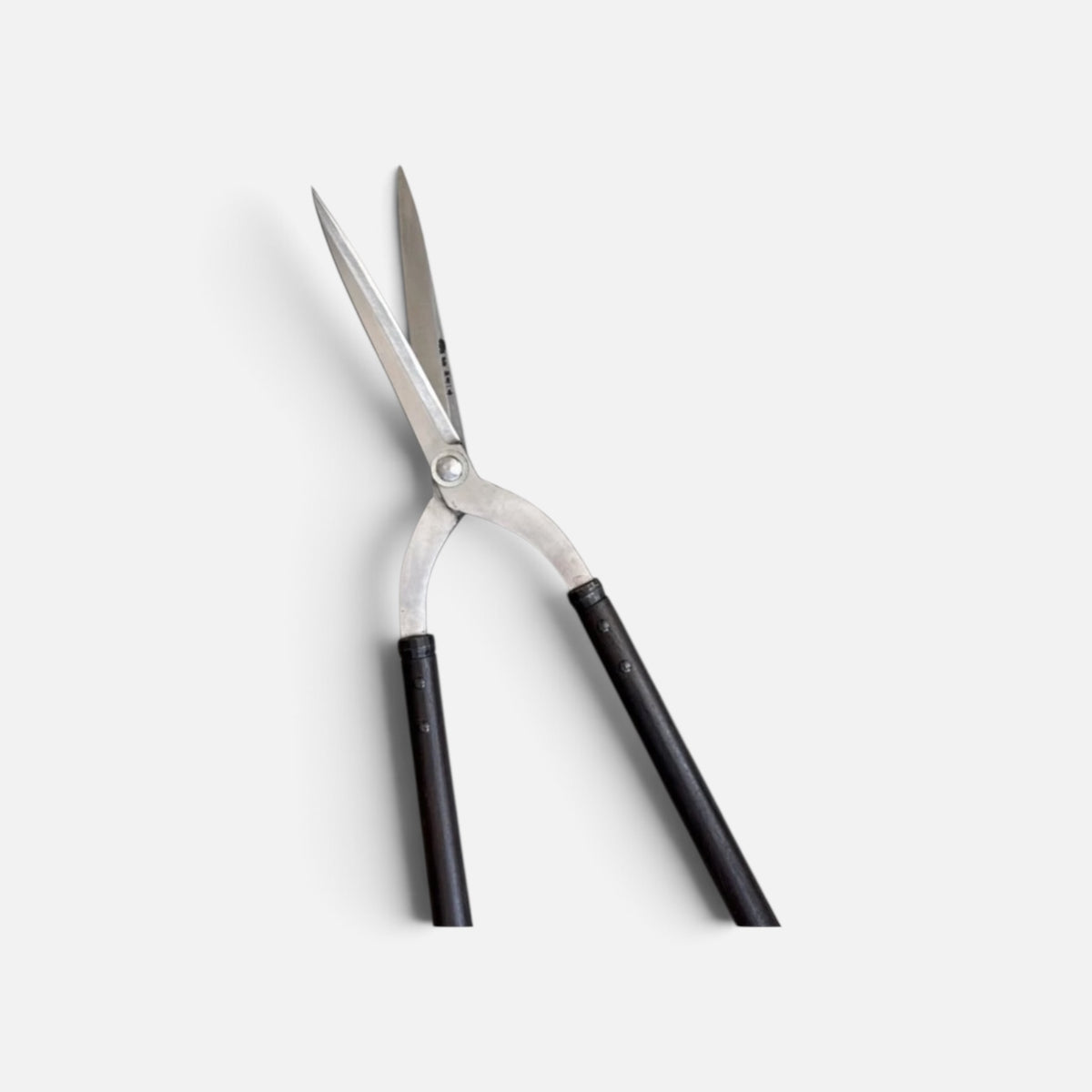 Hasamiya Ichiban Master Gardener Gate-Hedge Shears 180mm Yasugi Shirogami White Paper Steel / Oak Handle 450mm [Traditional Hand-Forged from Scratch / Urasuki Hollow Ground / Rivet Joint / Gate-Style]