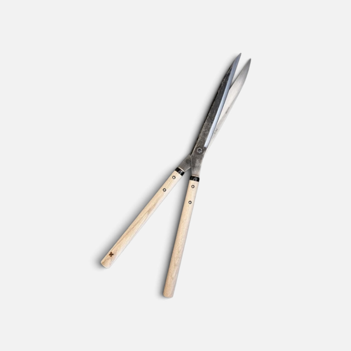 Hasamiya Ichiban Sharp-Angle Model Hedge Shears Total Length & Blade : 630mm/270mm Yasugi Shirogami White Paper Steel / Peony Oak Handle 300mm  [Traditional Hand-Forged from Scratch / Urasuki Hollow Ground / Twisted Blade / Screw Joint / Sharp-Angle]