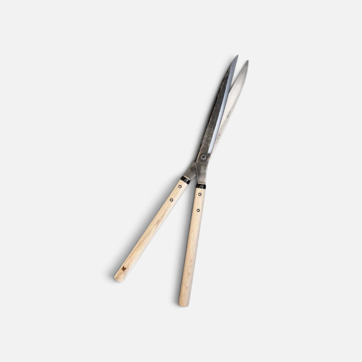 Hasamiya Ichiban Sharp-Angle Model Hedge Shears Total Length & Blade : 630mm/270mm Yasugi Shirogami White Paper Steel / Peony Oak Handle 300mm  [Traditional Hand-Forged from Scratch / Urasuki Hollow Ground / Twisted Blade / Screw Joint / Sharp-Angle]