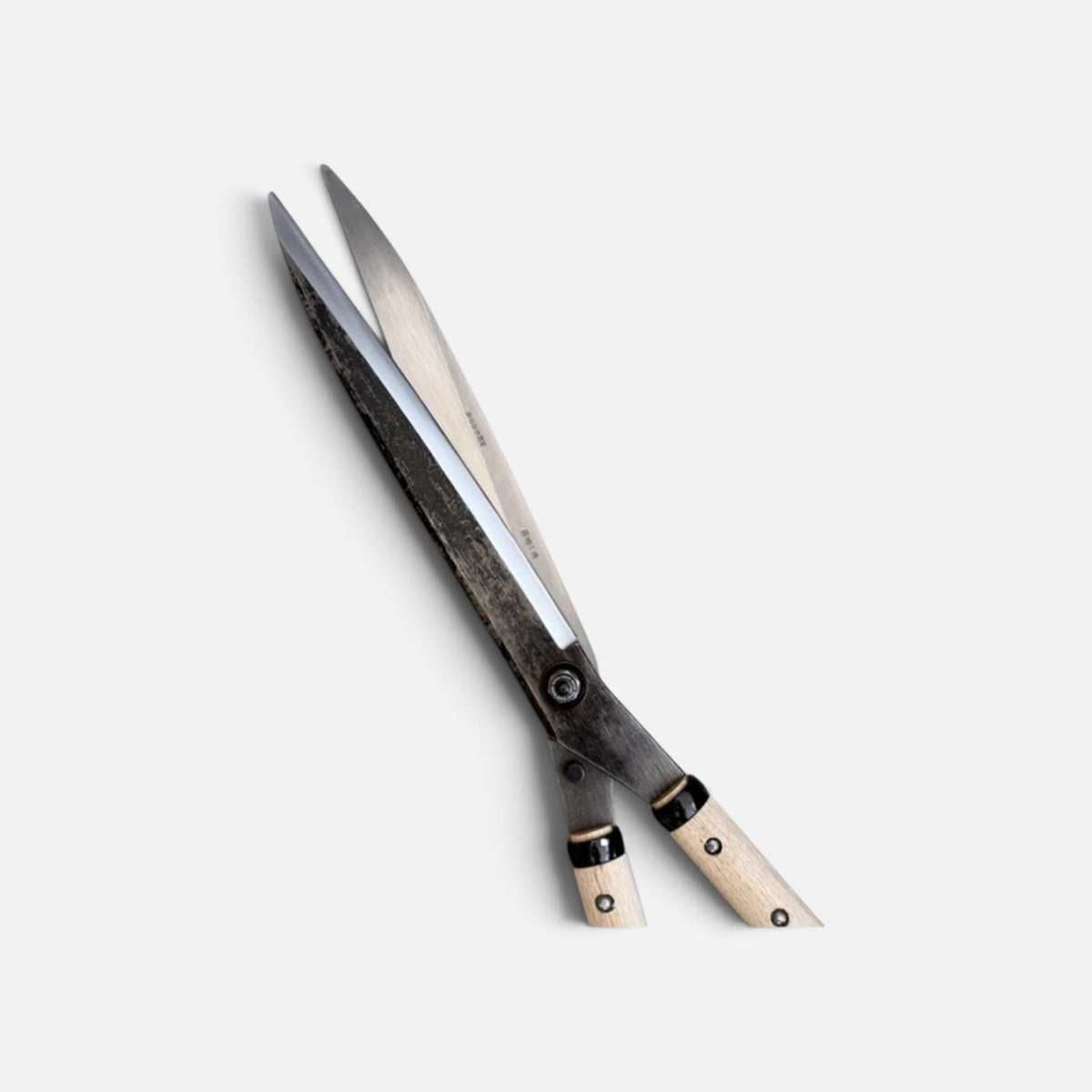 Hasamiya Ichiban Sharp-Angle Model Hedge Shears Total Length & Blade : 630mm/270mm Yasugi Shirogami White Paper Steel / Peony Oak Handle 300mm  [Traditional Hand-Forged from Scratch / Urasuki Hollow Ground / Twisted Blade / Screw Joint / Sharp-Angle]