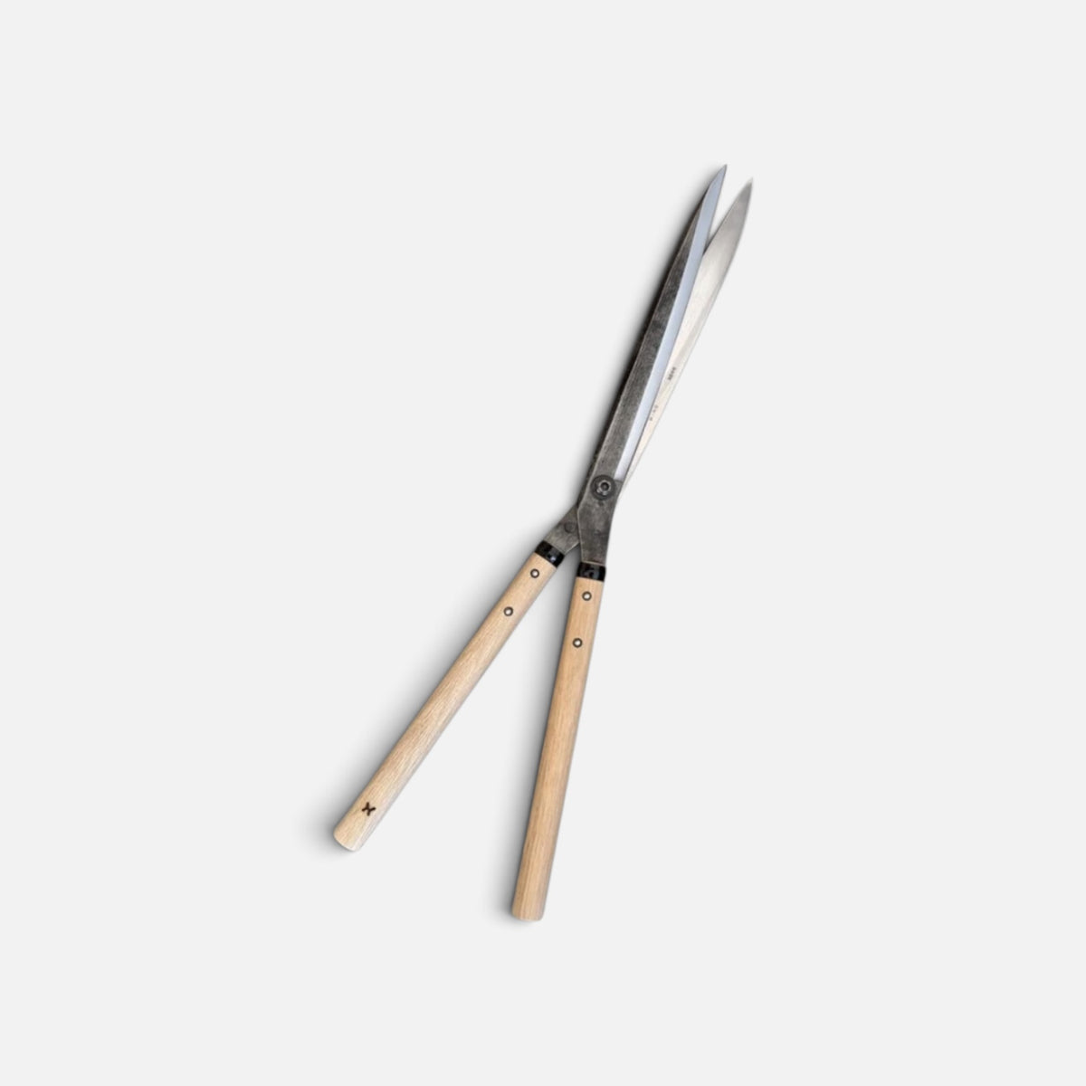 Hasamiya Ichiban Sharp-Angle Model Hedge Shears Total Length & Blade: 660mm/300mm Yasugi White Paper Steel / Peony Oak Handle 300mm [Traditional Hand-Forged from Scratch / Urasuki Hollow Ground / Twisted Blade / Screw Joint / Sharp-Angle Profile]