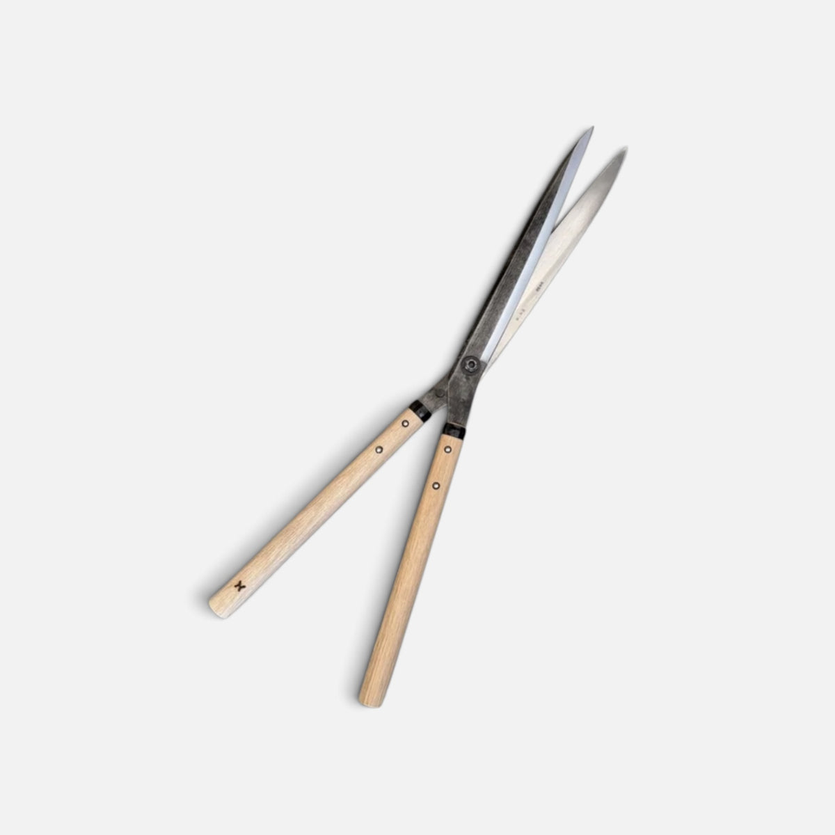 Hasamiya Ichiban Sharp-Angle Model Hedge Shears Total Length & Blade: 660mm/300mm Yasugi White Paper Steel / Peony Oak Handle 300mm [Traditional Hand-Forged from Scratch / Urasuki Hollow Ground / Twisted Blade / Screw Joint / Sharp-Angle Profile]