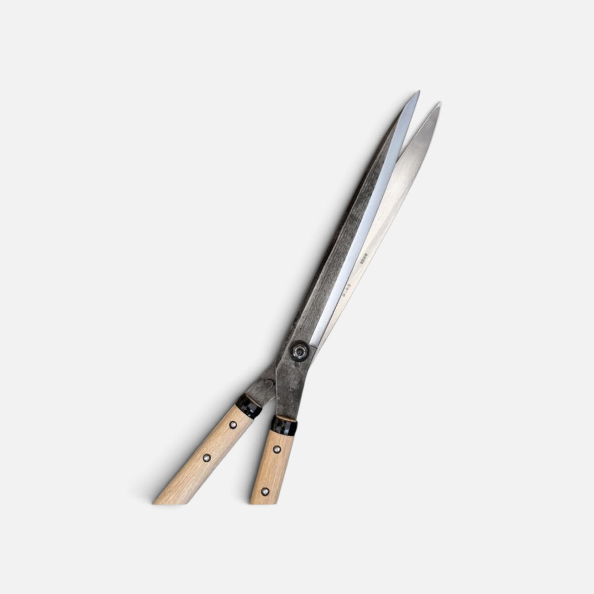 Hasamiya Ichiban Sharp-Angle Model Hedge Shears Total Length & Blade: 660mm/300mm Yasugi White Paper Steel / Peony Oak Handle 300mm [Traditional Hand-Forged from Scratch / Urasuki Hollow Ground / Twisted Blade / Screw Joint / Sharp-Angle Profile]