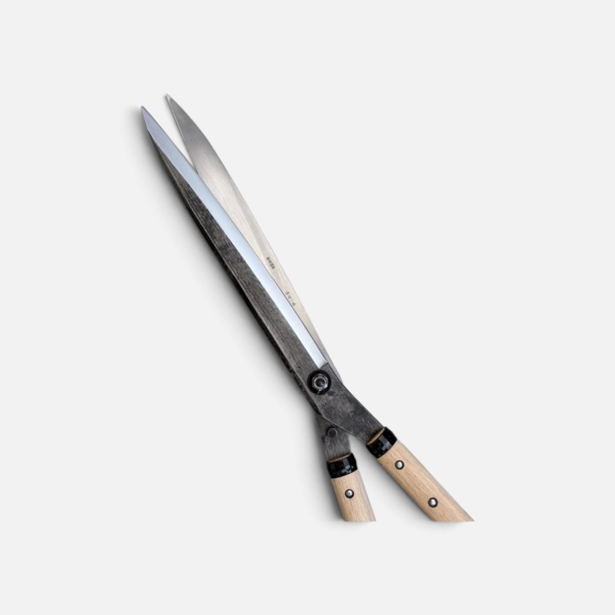 Hasamiya Ichiban Sharp-Angle Model Hedge Shears Total Length & Blade: 660mm/300mm Yasugi White Paper Steel / Peony Oak Handle 300mm [Traditional Hand-Forged from Scratch / Urasuki Hollow Ground / Twisted Blade / Screw Joint / Sharp-Angle Profile]