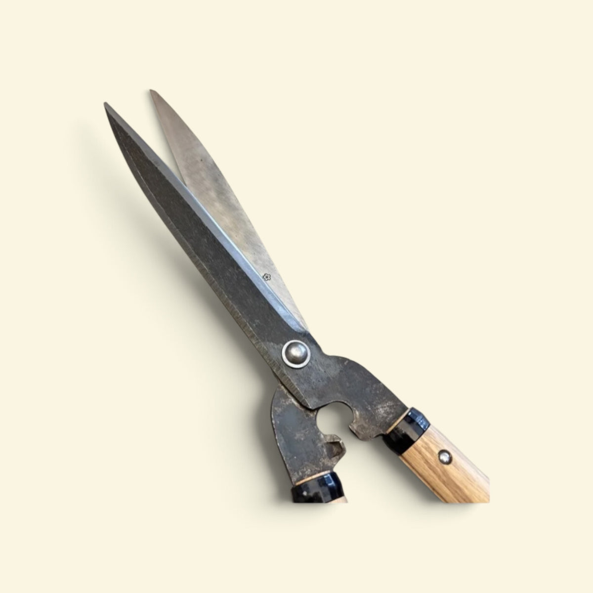 SAKURA All-Purpose Stopper-Style Hedge Shears Total Length & Blade: 610mm/240mm Yasugi Yellow Paper Steel / Oak Handle 300mm [Traditional Hand-Forged from Scratch / Hollow Ground Back / Rivet Joint / Twisted Blade / Stopper Guard]