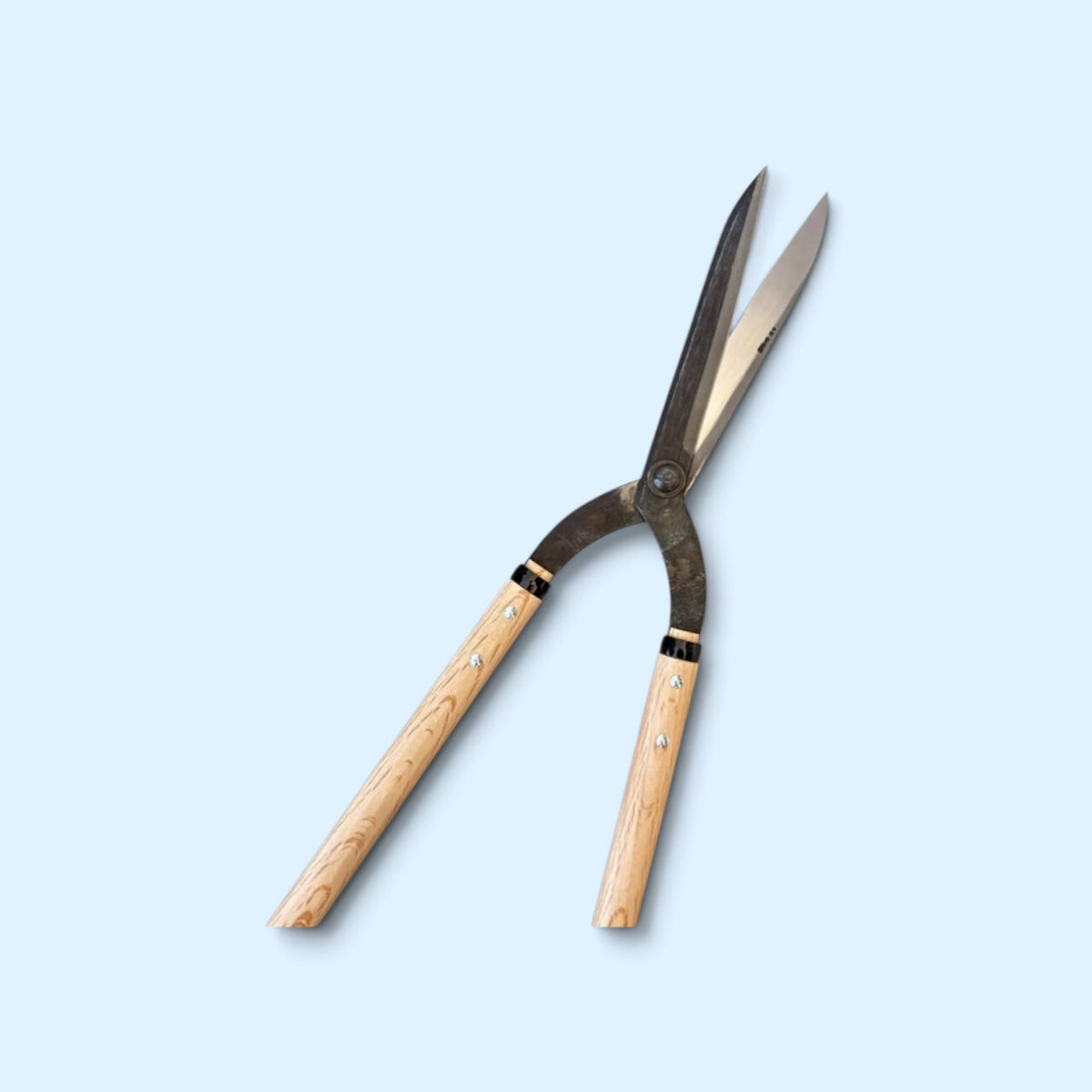 SAKURA Curved-Neck Style Hedge Shears Total Length & Blade 765mm/185mm Yasugi Blue Paper Steel / Oak Handle 500mm [Traditional Hand-Forged from Scratch / Hollow Ground Back / Twisted Blade / Rivet Joint / Jizo-Type Curved Neck]