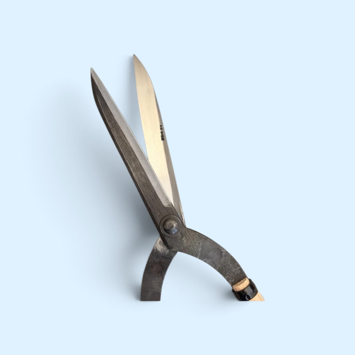 SAKURA Curved-Neck Style Hedge Shears Total Length & Blade 765mm/185mm Yasugi Blue Paper Steel / Oak Handle 500mm [Traditional Hand-Forged from Scratch / Hollow Ground Back / Twisted Blade / Rivet Joint / Jizo-Type Curved Neck]