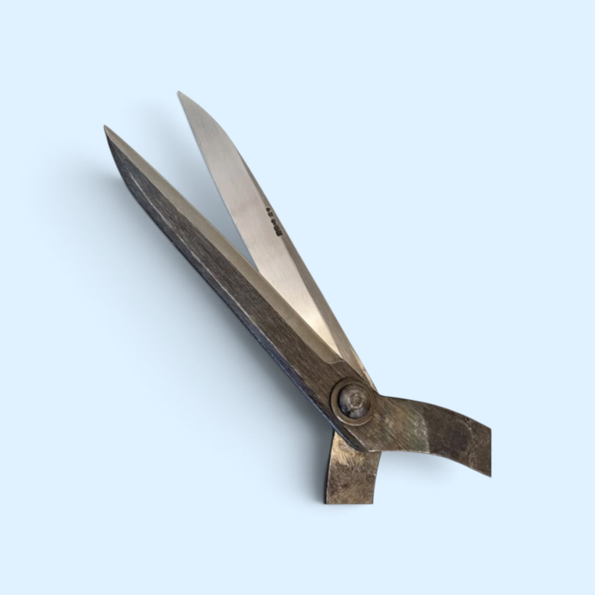 SAKURA Curved-Neck Style Hedge Shears Total Length & Blade 765mm/185mm Yasugi Blue Paper Steel / Oak Handle 500mm [Traditional Hand-Forged from Scratch / Hollow Ground Back / Twisted Blade / Rivet Joint / Jizo-Type Curved Neck]