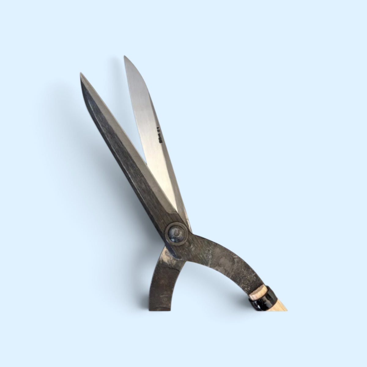 SAKURA Curved-Neck Style Hedge Shears Total Length & Blade 765mm/185mm Yasugi Blue Paper Steel / Oak Handle 500mm [Traditional Hand-Forged from Scratch / Hollow Ground Back / Twisted Blade / Rivet Joint / Jizo-Type Curved Neck]