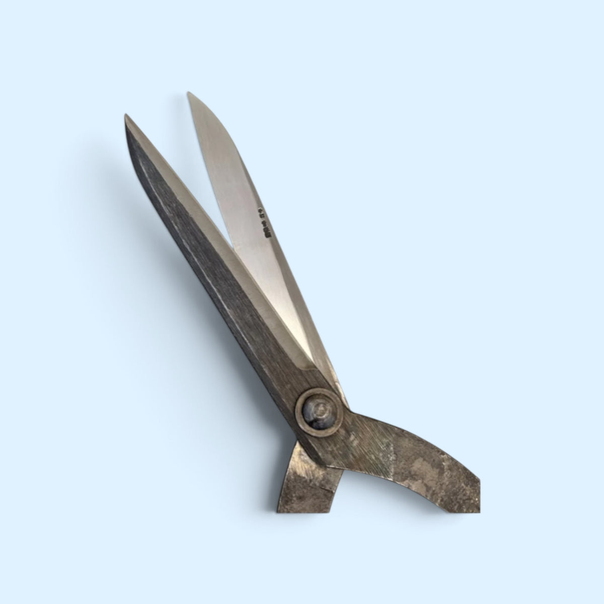 SAKURA Curved-Neck Style Hedge Shears Total Length & Blade 765mm/185mm Yasugi Blue Paper Steel / Oak Handle 500mm [Traditional Hand-Forged from Scratch / Hollow Ground Back / Twisted Blade / Rivet Joint / Jizo-Type Curved Neck]