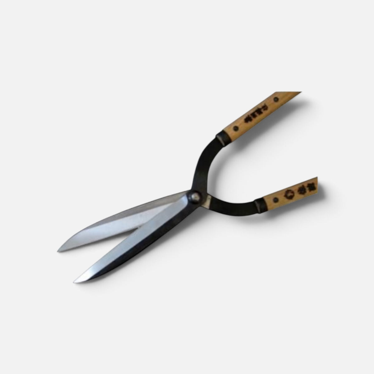Sasuke Historic Masterpiece Jizo-Style (Curved-Neck Style) Hedge Shears 180mm Yasugi Shirogami White Paper Steel / Oak Handle 485mm [Traditional Hand-Forged from Scratch / Twist Blade /Urasuki Hollow Ground / Rivet Joint / Jizo-Type Curved Neck]