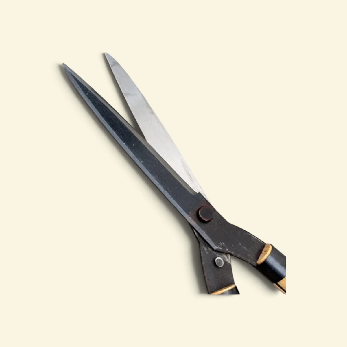 Kaneyoshi Hamono Straight Finishing Hedge Shears 210mm Yasugi Kishi Yellow Paper Steel / Oak Handle 450mm [Traditional Hand-Forged from Scratch / Twist Blade / Urasuki Hollow Ground / Screw Joint / Straight No-Offset Angle]