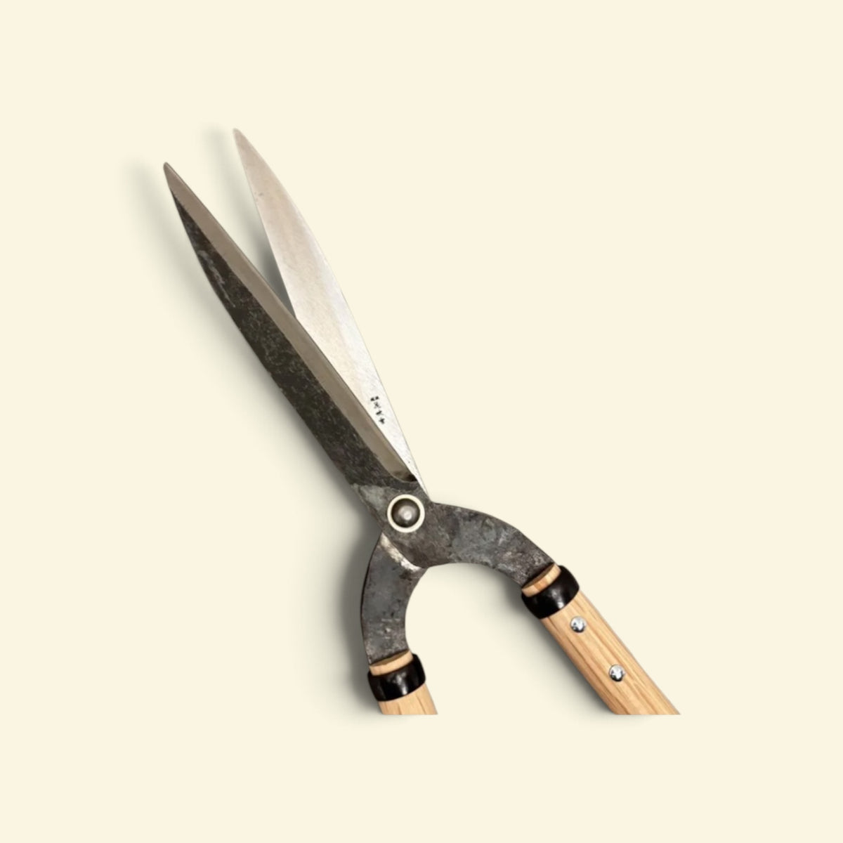 Hanafubuki Kyoto-Style Gate-Hedge Shears 200mm Yasugi Yellow Paper Steel / Oak Handle 360mm [Traditional Hand-Forged from Scratch / Twist Blade / Urasuki Hollow Ground / Rivet Joint / Kyoto-Style]
