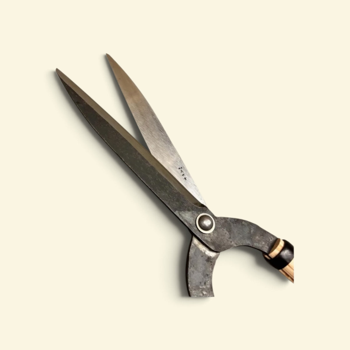 Hanafubuki Kyoto-Style Gate-Hedge Shears 200mm Yasugi Yellow Paper Steel / Oak Handle 360mm [Traditional Hand-Forged from Scratch / Twist Blade / Urasuki Hollow Ground / Rivet Joint / Kyoto-Style]