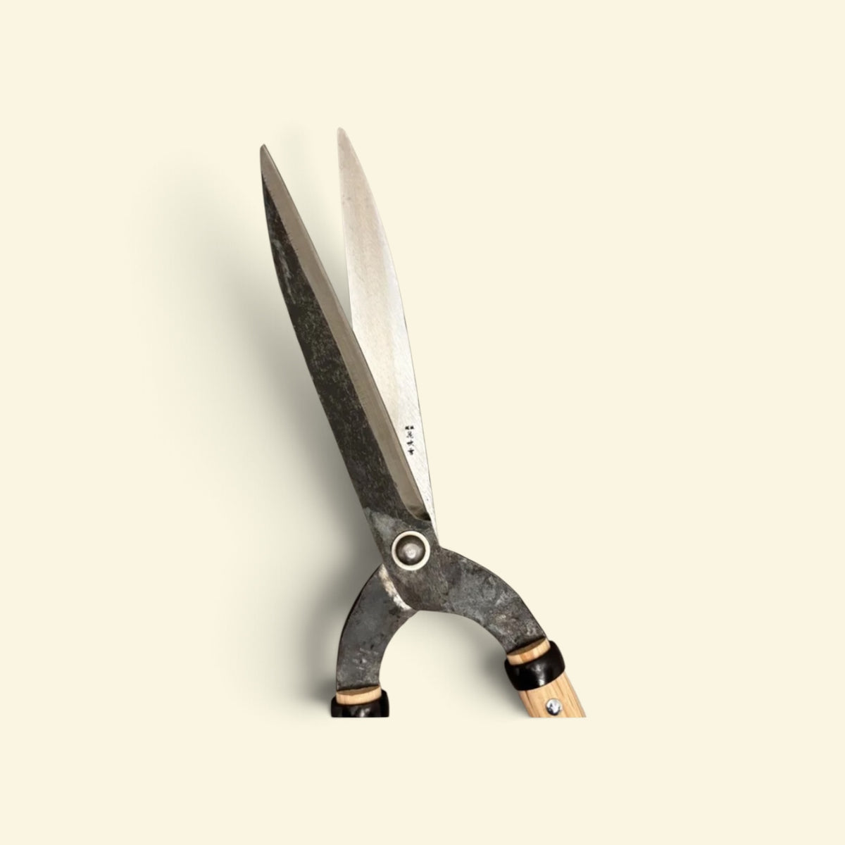 Hanafubuki Kyoto-Style Gate-Hedge Shears 200mm Yasugi Yellow Paper Steel / Oak Handle 360mm [Traditional Hand-Forged from Scratch / Twist Blade / Urasuki Hollow Ground / Rivet Joint / Kyoto-Style]