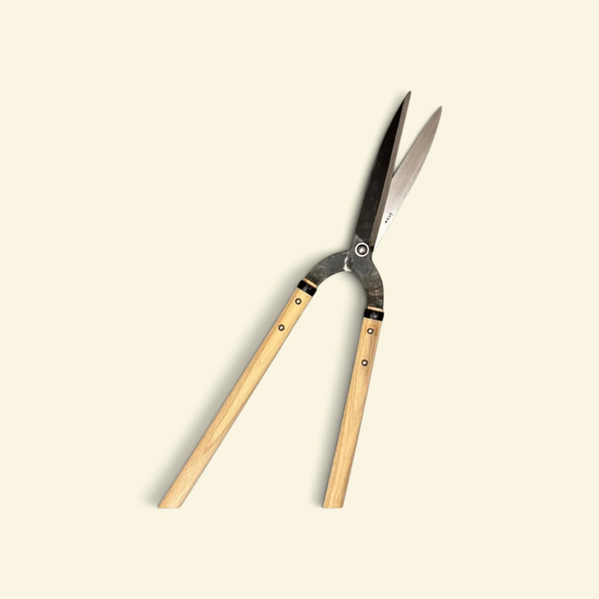Hanafubuki Kyoto-Style Slim-Blade Hedge Shears 200mm Yasugi Yellow Paper Steel / Oak Handle 545mm [Traditional Hand-Forged from Scratch / Twist Blade / Urasuki Hollow Ground / Rivet Joint / Kyoto-Style Slim Profile]