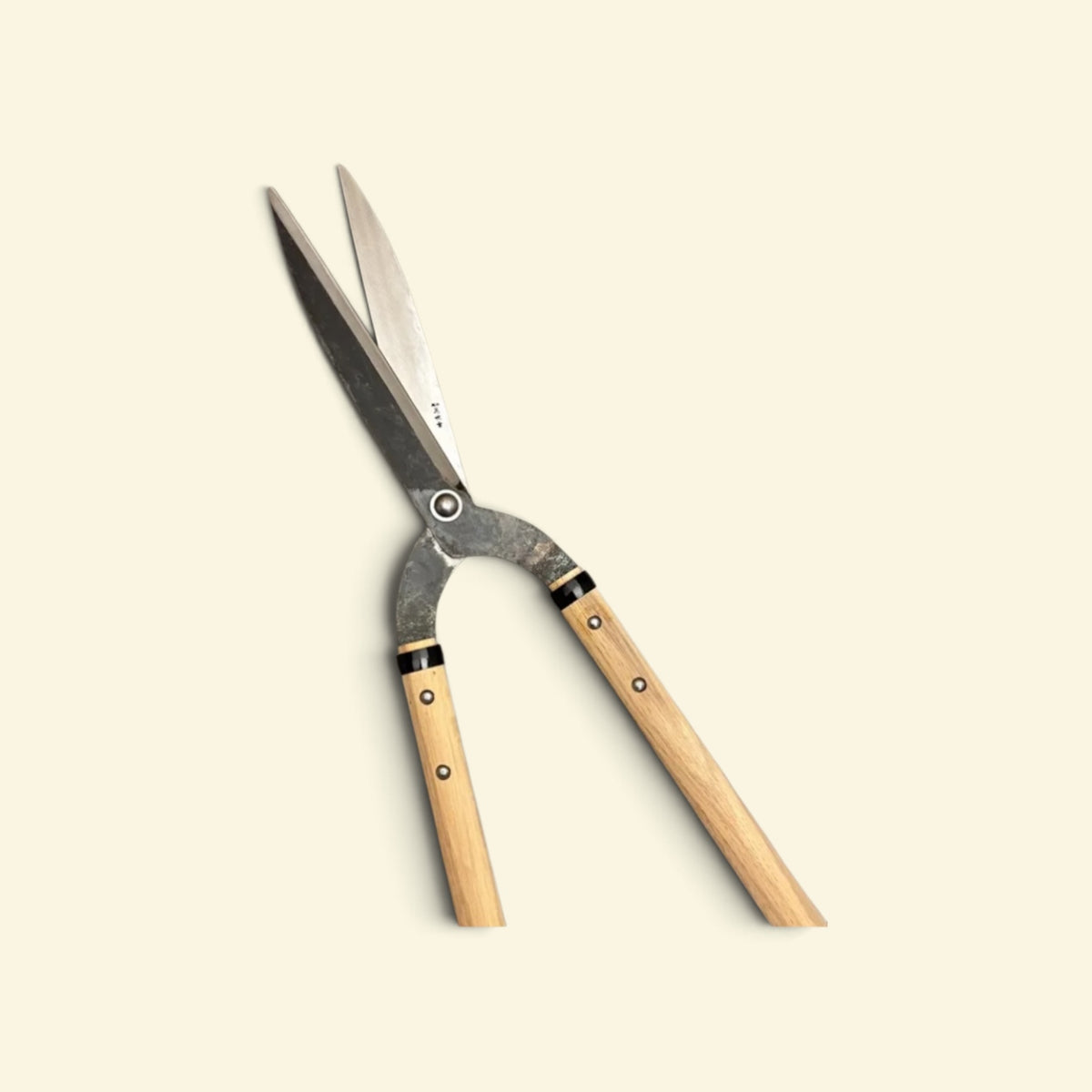 Hanafubuki Kyoto-Style Slim-Blade Hedge Shears 200mm Yasugi Yellow Paper Steel / Oak Handle 545mm [Traditional Hand-Forged from Scratch / Twist Blade / Urasuki Hollow Ground / Rivet Joint / Kyoto-Style Slim Profile]