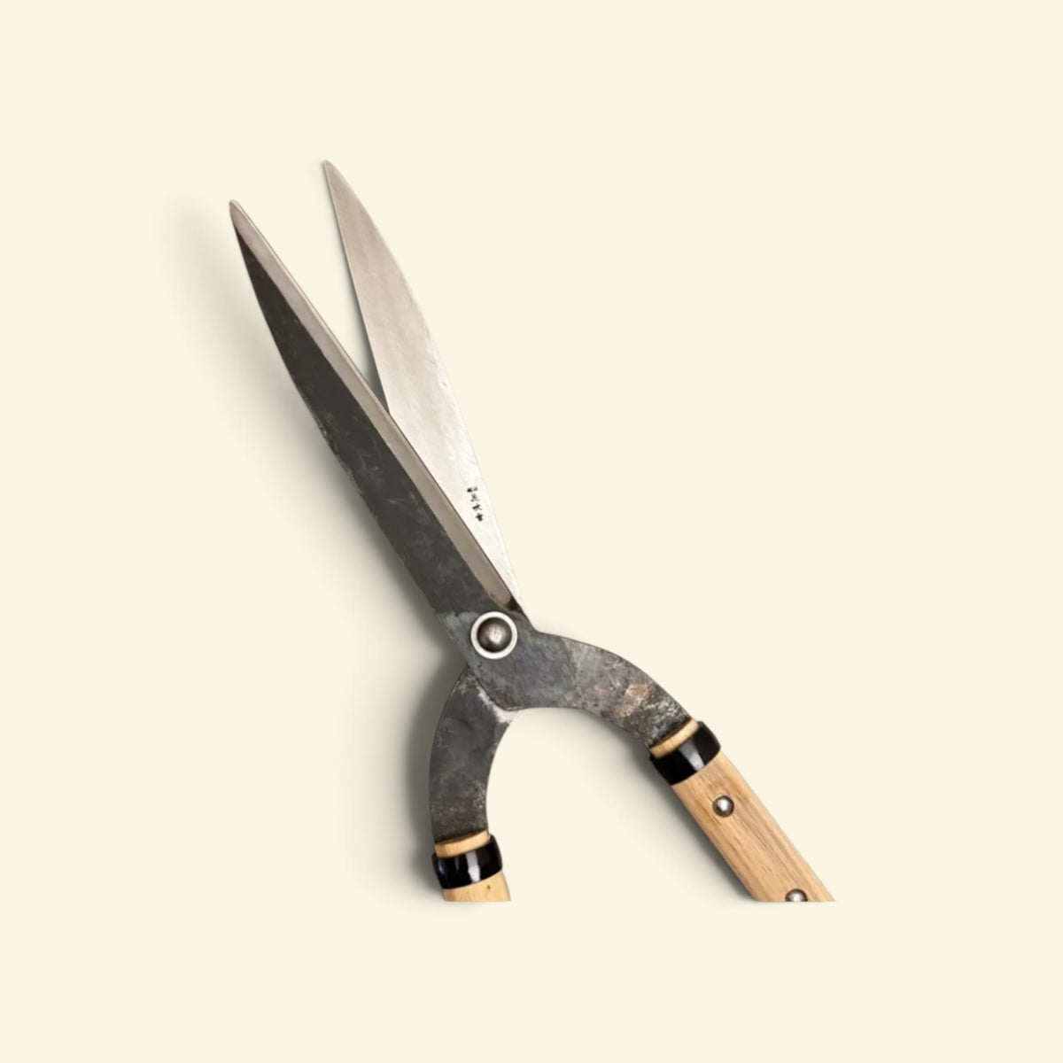 Hanafubuki Kyoto-Style Slim-Blade Hedge Shears 200mm Yasugi Yellow Paper Steel / Oak Handle 545mm [Traditional Hand-Forged from Scratch / Twist Blade / Urasuki Hollow Ground / Rivet Joint / Kyoto-Style Slim Profile]