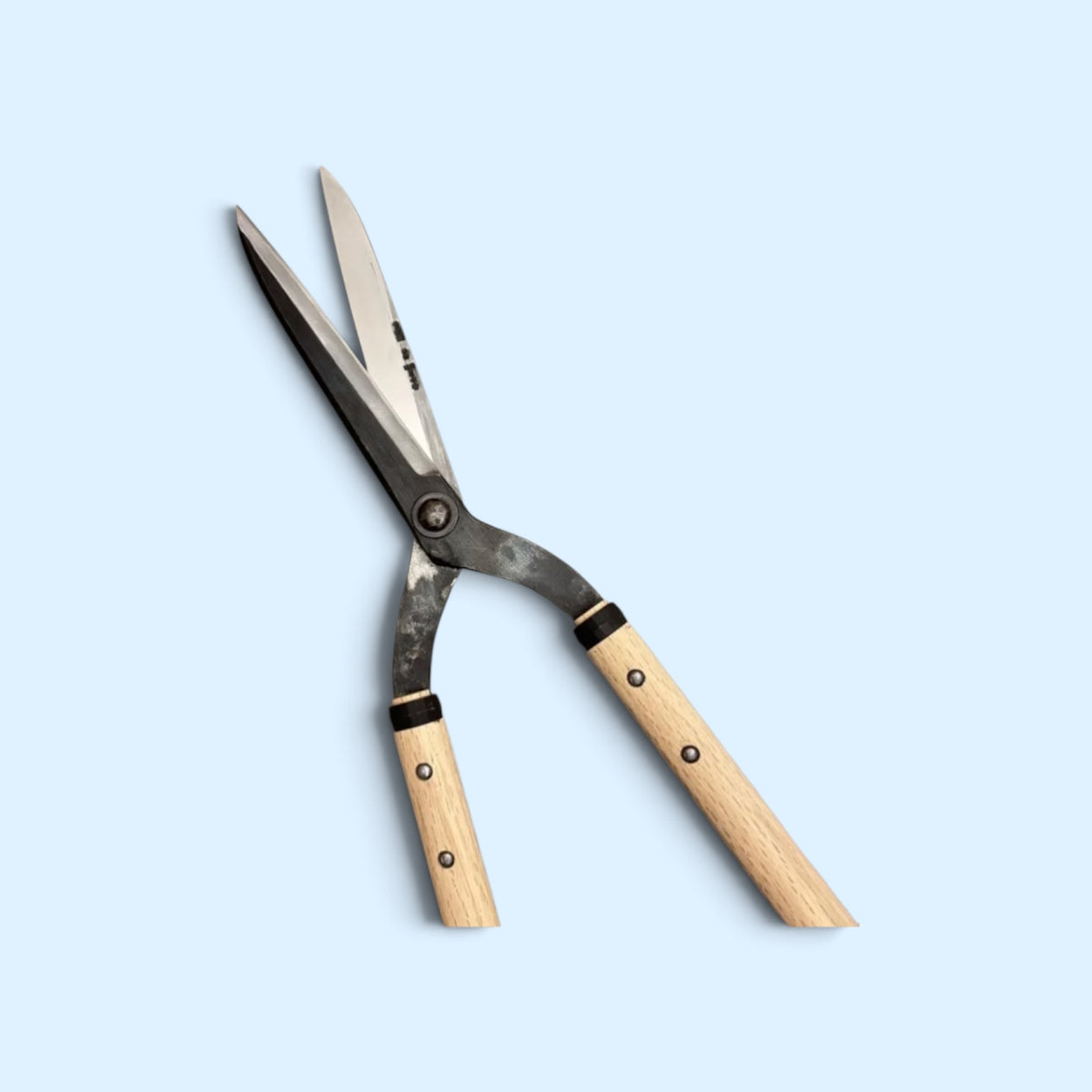 Hanafubuki Heavy-Duty Gate-Hedge Shears 180mm Yasugi Aogami Blue Paper Steel / Oak Handle 545mm [Traditional Hand-Forged from Scratch / Twist Blade / Urasuki Hollow Ground / Rivet Joint / Gate-Style Profile]