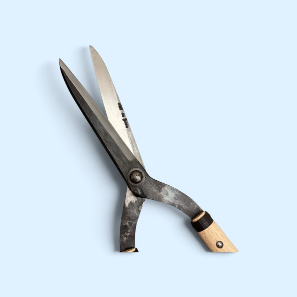 Hanafubuki Heavy-Duty Gate-Hedge Shears 180mm Yasugi Aogami Blue Paper Steel / Oak Handle 545mm [Traditional Hand-Forged from Scratch / Twist Blade / Urasuki Hollow Ground / Rivet Joint / Gate-Style Profile]