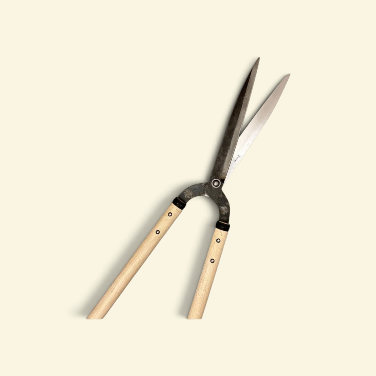 Hanafubuki Heavy-Duty Kyoto-Style Hedge Shears 240mm Yasugi Yellow Paper Steel / Oak Handle 450mm [Traditional Hand-Forged from Scratch / Twist Blade / Urasuki Hollow Ground / Rivet Joint / Heavy-Duty 6mm Blade]
