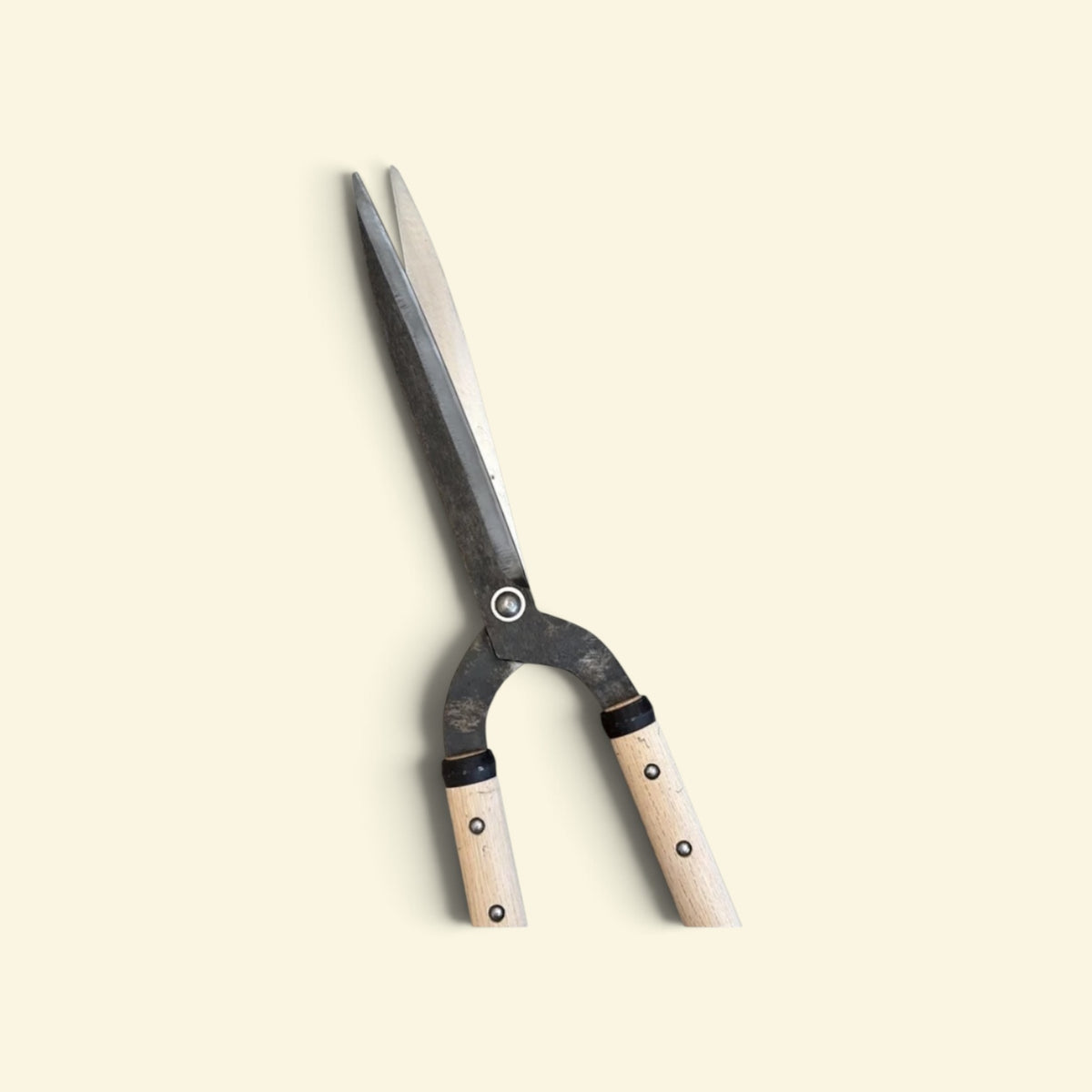 Hanafubuki Heavy-Duty Kyoto-Style Hedge Shears 240mm Yasugi Yellow Paper Steel / Oak Handle 450mm [Traditional Hand-Forged from Scratch / Twist Blade / Urasuki Hollow Ground / Rivet Joint / Heavy-Duty 6mm Blade]