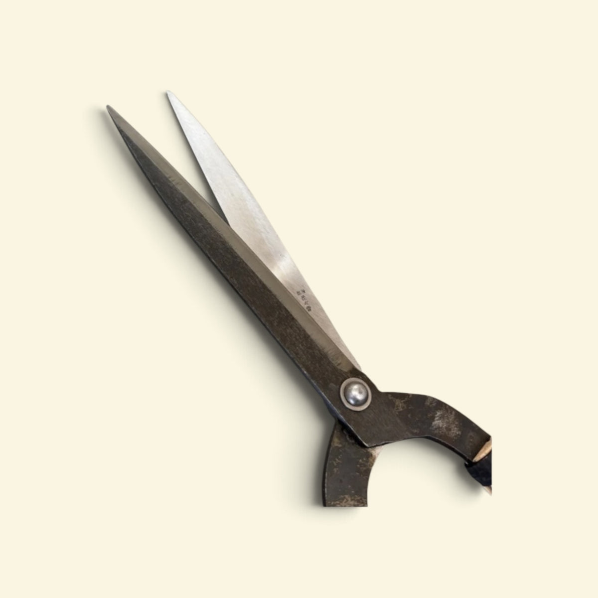 Hanafubuki Heavy-Duty Kyoto-Style Hedge Shears 240mm Yasugi Yellow Paper Steel / Oak Handle 450mm [Traditional Hand-Forged from Scratch / Twist Blade / Urasuki Hollow Ground / Rivet Joint / Heavy-Duty 6mm Blade]