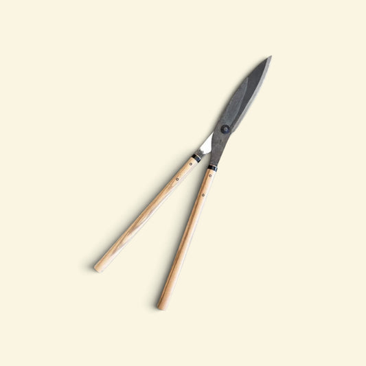Hasamiya Ichiban Traditional Thatched-Roof Curved Trimming Shears 240mm Yasugi Yellow Paper Steel / Oak Handle 450mm [Traditional Hand-Forged from Scratch / Twist Blade / Urasuki Hollow Ground / Rivet Joint / Curved Blade Thatched-Roof Model]