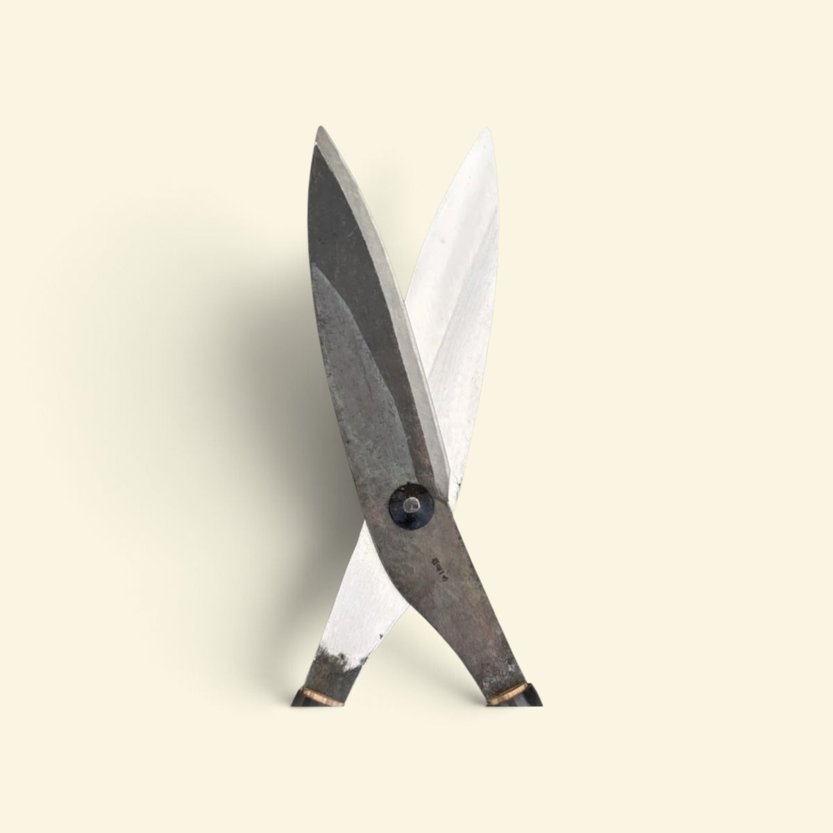 Hasamiya Ichiban Traditional Thatched-Roof Curved Trimming Shears 240mm Yasugi Yellow Paper Steel / Oak Handle 450mm [Traditional Hand-Forged from Scratch / Twist Blade / Urasuki Hollow Ground / Rivet Joint / Curved Blade Thatched-Roof Model]