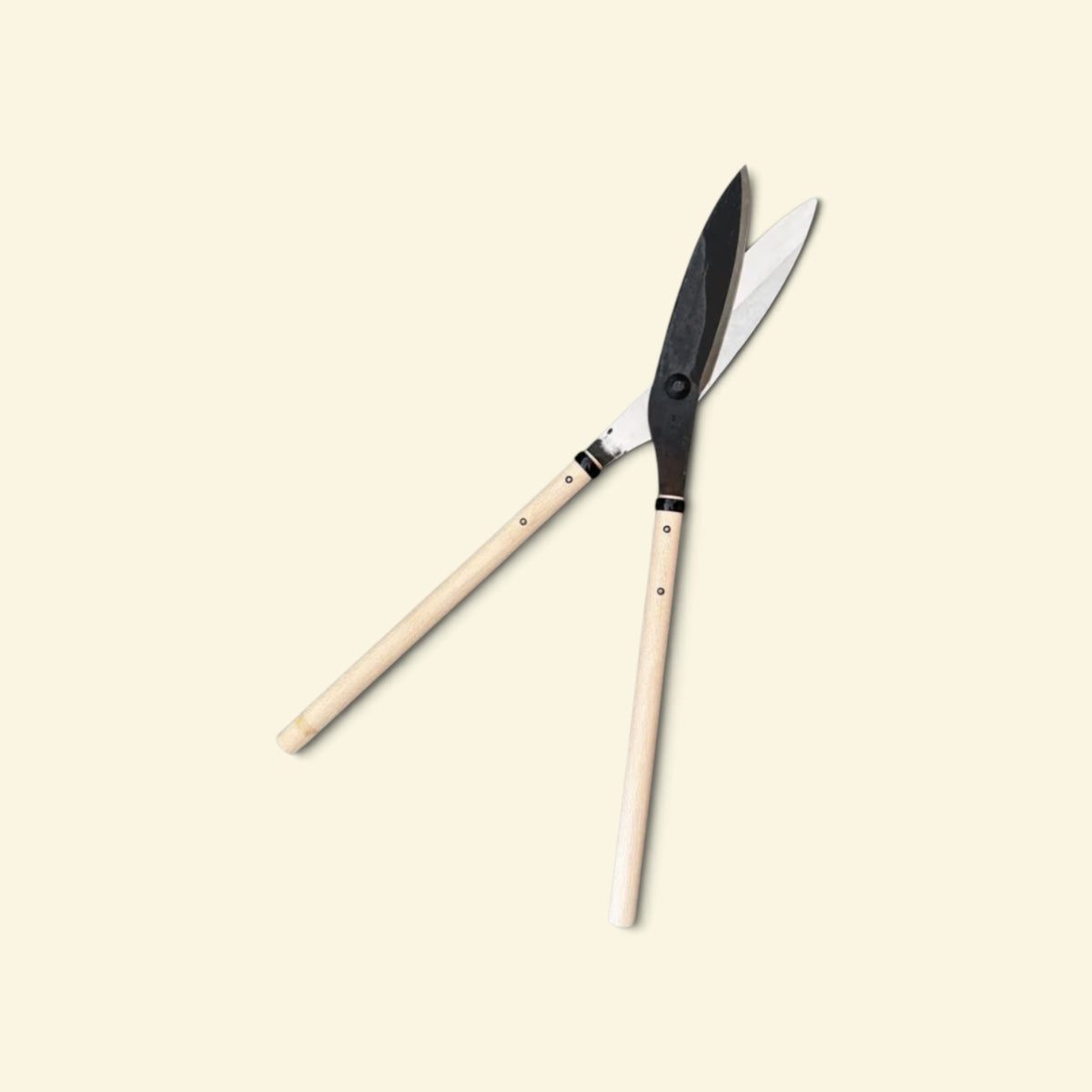 Hasamiya Ichiban Traditional Thatched-Roof Straight Trimming Shears 240mm [Yasugi Yellow Paper Steel / 450mm Oak Handle / Hand-Forged / Twist Blade / Urasuki Hollow Ground / Rivet Joint]