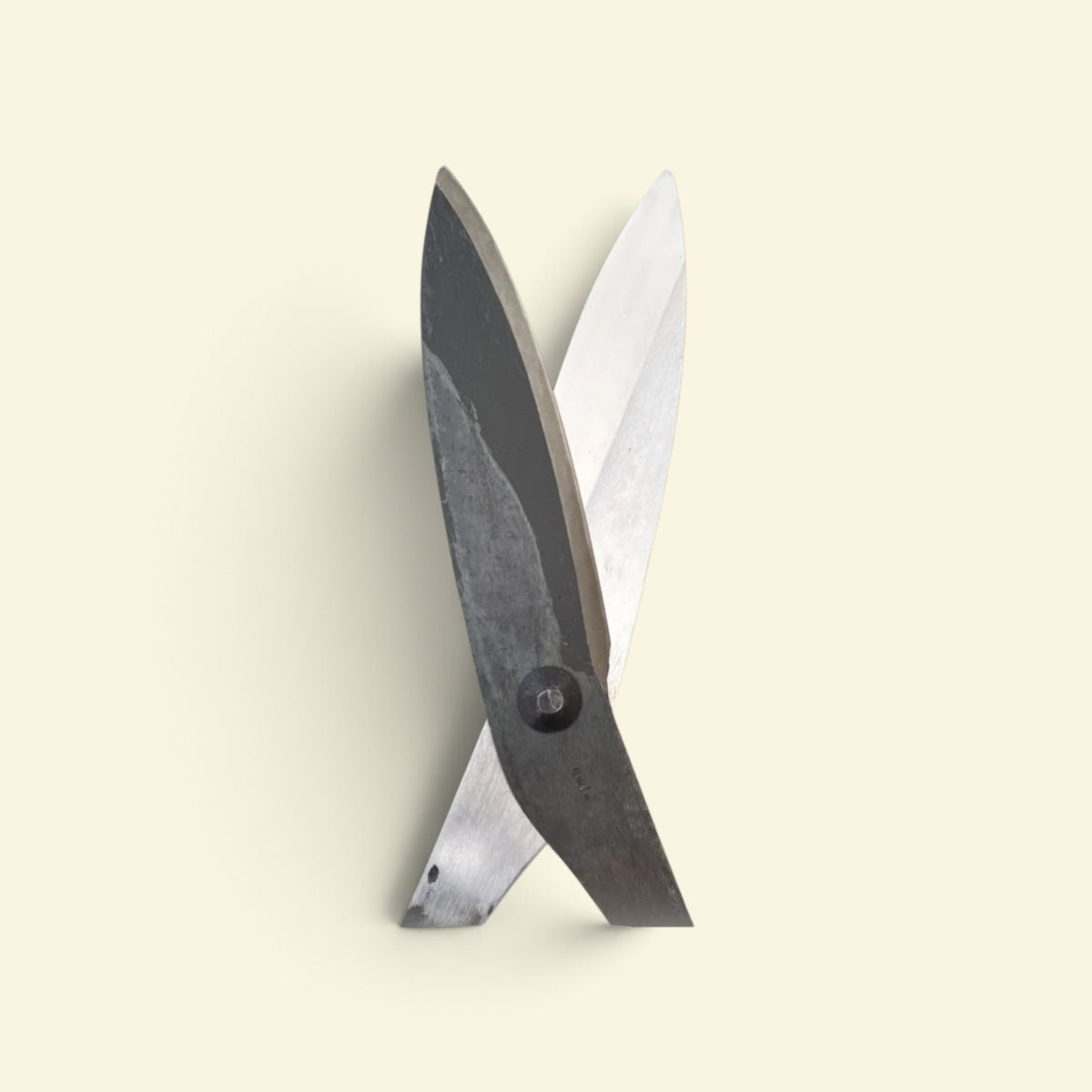 Hasamiya Ichiban Traditional Thatched-Roof Straight Trimming Shears 240mm [Yasugi Yellow Paper Steel / 450mm Oak Handle / Hand-Forged / Twist Blade / Urasuki Hollow Ground / Rivet Joint]