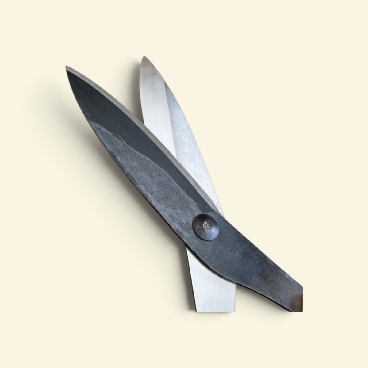 Hasamiya Ichiban Traditional Thatched-Roof Straight Trimming Shears 240mm [Yasugi Yellow Paper Steel / 450mm Oak Handle / Hand-Forged / Twist Blade / Urasuki Hollow Ground / Rivet Joint]