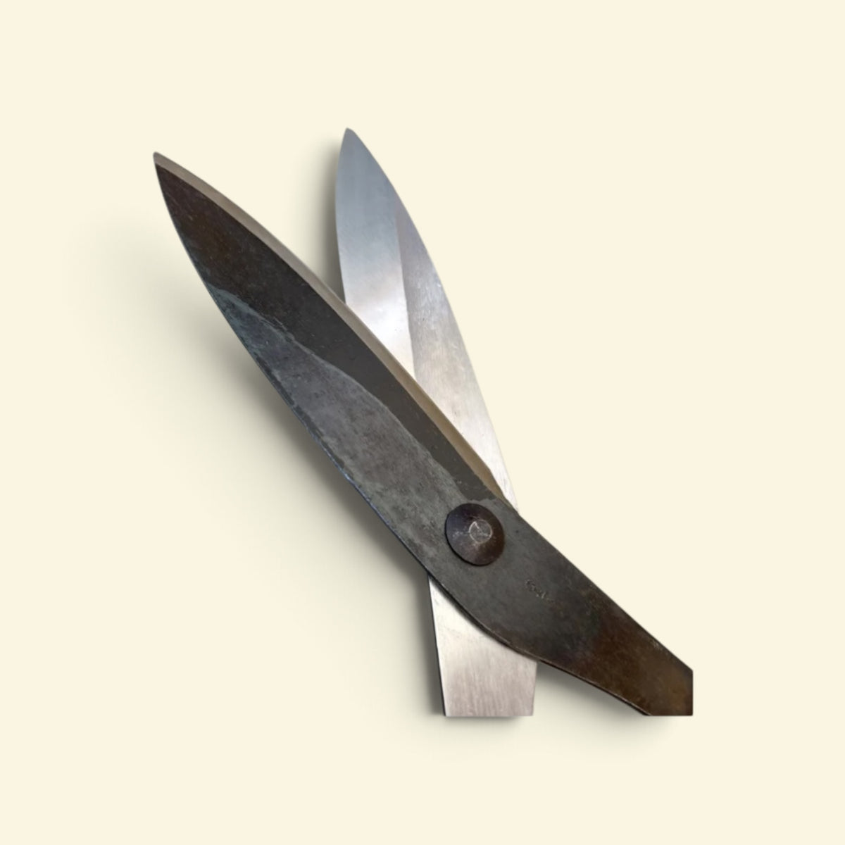 Hasamiya Ichiban Traditional Thatched-Roof Straight Trimming Shears 240mm [Yasugi Yellow Paper Steel / 450mm Oak Handle / Hand-Forged / Twist Blade / Urasuki Hollow Ground / Rivet Joint]