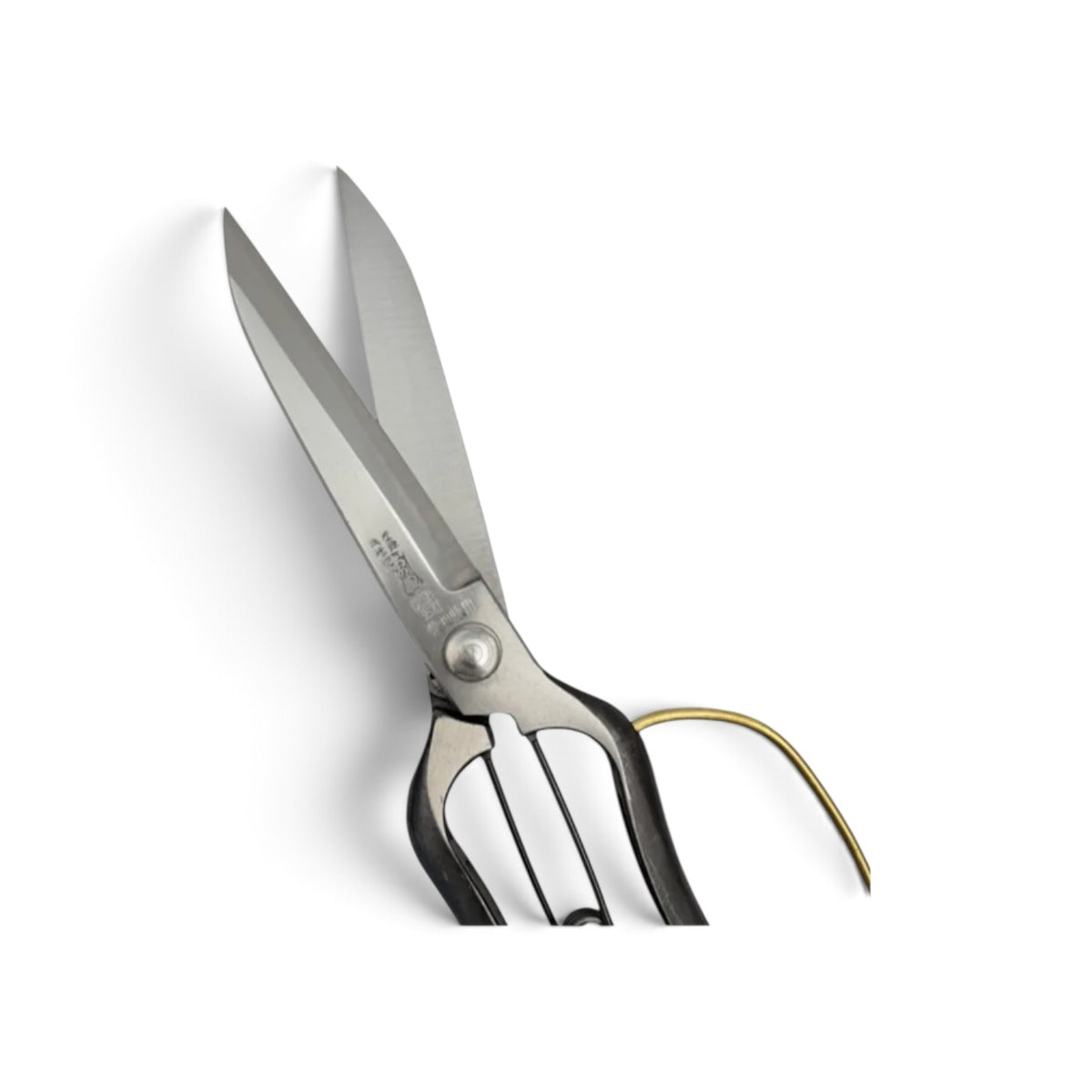 Onoyoshi Single-Handed Hedge Shears With Guard Total Length & Blade: 270mm / 130mm High-Carbon Steel [Traditional Hand-Forged from Scratch / Hollow Ground Back / Screw Joint / Twisted Blade / Smooth Engagement]